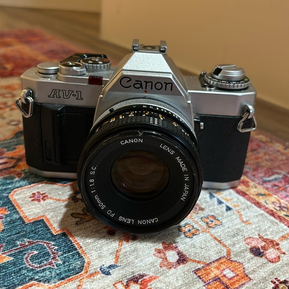 Vintage camera A-V1 35 mm .Appareil photo reflex argentique argent Canon AV-1